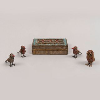 Lote de 5 piezas. SXX. Estilo tibetano. En metal. Consta de: alhajero y 4 aves. Decorados con incrustaciones de coral y turquesas.