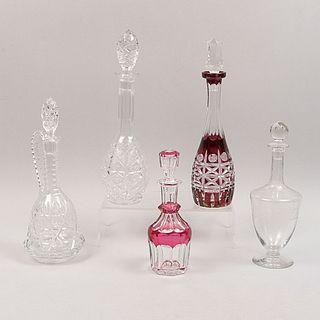 Lote de 5 licoreras. Diferentes orígenes y diseños. Siglo XX. Dos tipo bohemia. Elaboradas en vidrio y cristal.