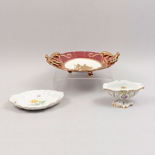 Lote de 3 piezas. Origen europeo. SXX. En porcelana Sevres y Meissen. Consta de: centro de mesa, platón y salsera.