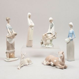 Lote de 6 figuras decorativas. España. Siglo XX. En porcelana, algunas Lladró. Consta de: caballo, burro, mujer con niño, otros.