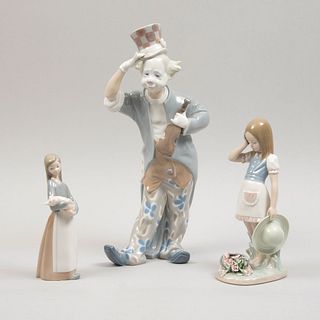 Lote de 3 figuras decorativas. España. S XX. En porcelana Lladró, acabado brillante. Consta de: niña con flores, Otros.