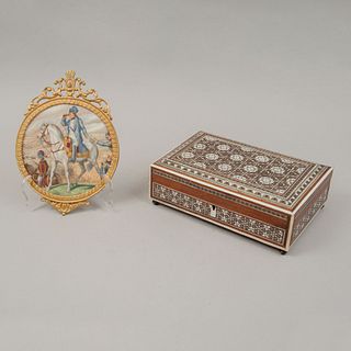 Lote de alhajero y placa decorativa con Napoleón y húsares. Marruecos y Francia, siglo XX. Elaborados en madera y porcelana. Piezas: 2