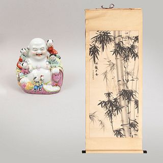 Lote mixto de 2 piezas. Origen oriental. Siglo XX. En cerámica, pasta y tinta sobre papel. Consta de: buda-hotei y kakemono.