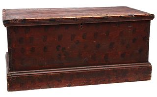 A 19TH C. BLANKET CHEST IN RED STAIN WITH SPONGING