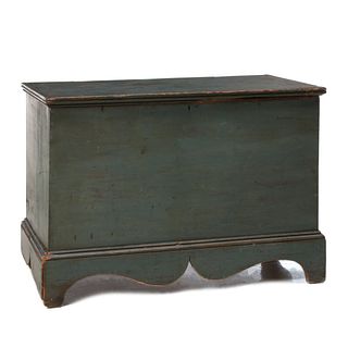AN EARLY 19TH C. NEW ENGLAND PAINTED BLANKET CHEST