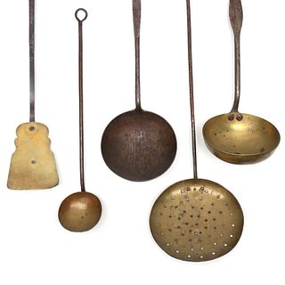 A COLLECTION OF 18TH/19TH CENTURY BRASS & IRON UTENSILS