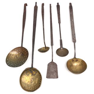 A COLLECTION OF 18TH/19TH CENTURY BRASS & IRON UTENSILS