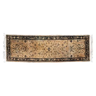 Tapete de pasillo. Persia, Sarough Sherkat Faish, siglo XX. Anudado a mano en fibras de lana y algodón. Decorado con motivos florales.