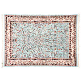 Tapete. Turquía, Siglo XX. Sarough Sherkat Faish. Elaborado en fibras de lana. Decorado con elementos zoomorfos. 351 x 250 cm