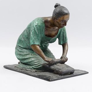 M. González. Mujer con metate. Firmada. Fundición en bronce. 24 x 19 x 19 cm