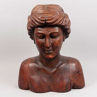 Busto de mujer. Siglo XX. Talla en madera y entintada con detalles esgrafiados. 60 cm de altura
