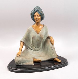 José Solana. Mujer sentada. Firmado. Elaborada en resina policromada 169/500. Acabado a manera de bronce.
