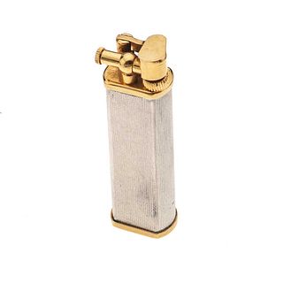 Encendedor Dunhill en acero con aplicaciones en metal base dorado.