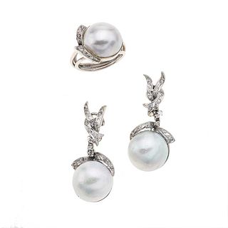 Anillo y par de aretes vintage con diamantes y medias perlas en plata paladio. 33 diamantes corte 8 x 8. 3 medias perlas cultiva...