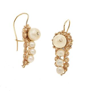 Par de aretes con perlas en oro amarillo de 10k. 8 perlas cultivadas color crema. Peso: 4.7 g.