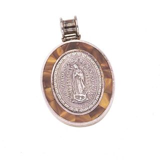 Medalla con ojo de tigre en plata .925. Imagen de la Virgen de Guadalupe. Bisel con mosaicos de ojo de tigre. Peso: 36 g.
