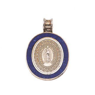 Medalla con lapislázuli en plata .925. Imagen de la Virgen de Guadalupe. Bisel con mosaicos de lapislázuli. Peso: 18.3 g.