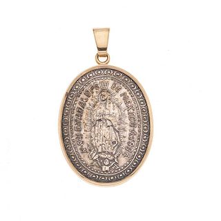 Medalla en oro amarilo de 14k y plata .925. Imagen de la Virgen de Guadalupe. Medalla en plata .925. Bisel en oro de 14k. Pe...