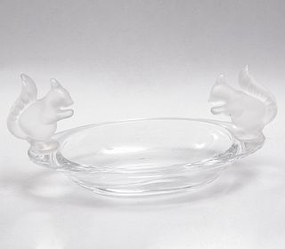 Centro. Francia, siglo XX. Diseño oval. Elaborado en cristal Sevres. Con dos ardillas flanqueantes en acabado opaco.