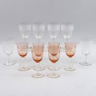 Lote de 12 copas. Siglo XX. Elaboradas en cristal. Consta de: 6 en color rosado para vino blanco y 6 transparentes para vino tinto.