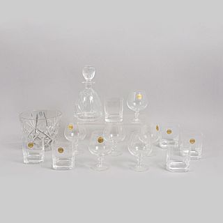 Lote de cristalería. Francia. Siglo XX. Elaborados en cristal cortado y cristal d'Arques. Consta de: 6 vasos oldfashion, otros.