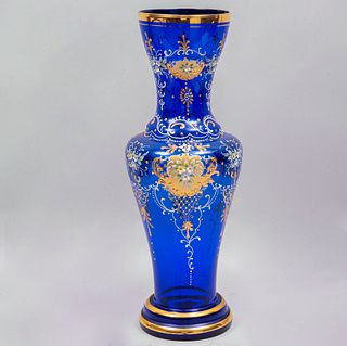 Florero. Italia. Años 70. Elaborado en cristal de Murano color azul. Decorado con elementos vegetales, florales y orgánicos.