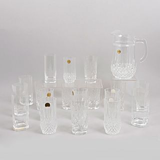 Lote de jarra y 18 vasos. Francia. Siglo XX. Diferentes diseños. Elaborados en cristal d'Arques.