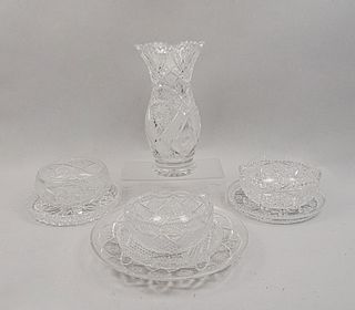Lote de 8 piezas. Siglo XX. Diferentes diseños. Elaborados en cristal cortado. Consta de: florero, 3 platones y 4 centros de mesa.