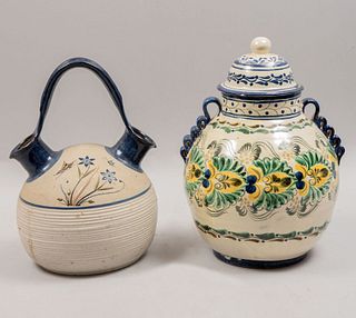 Lote de tibor y cántaro. México. Siglo XX. Elaborados en cerámica y talavera. Decorados con elementos vegetales, florales y orgánicos.