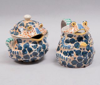 Azúcarera y cremera. Guanajuato, México. Siglo XX. Diseño a manera de sapo. Elaborados en cerámica. Firmados.