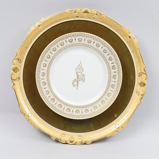 Plato conmemorativo de las Olimpiadas en México. Francia 1968. Elaborado en porcelana Sevres. Decorado con antorcha olímpica. Enmarcada