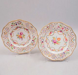 Par de platos decorativos. Alemania. Años 70. Elaborados en porcelana Schumann. Decorados con elementos florales y calados.