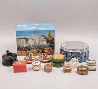 Lote mixto de 11 cajas decorativas. Diferentes orígenes y diseños. Siglo XX. Elaboradas en lámina, cerámica, talavera, pewter, Otros.