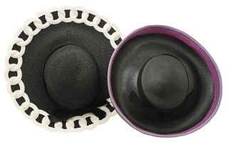 Par de sombreros para dama color negro, ribeteados en blanco y morado, uno marcado PARKE LAYNE.