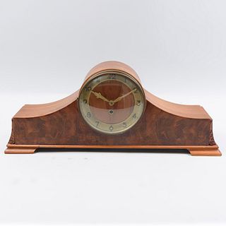Reloj de mesa. Siglo XX. Elaborado en madera con aplicaciones de metal. Mecanismo de cuarzo.
