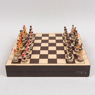 Juego de ajedrez Waterloo, Napoleón VS Wellington. Siglo XX. En resina con policromía y tablero estuche.