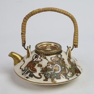 Japanese Meiji period Satsuma teapot decorated in