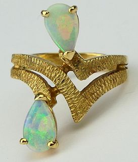 14 KT YELLOW GOLD AND DOUBLE OPAL LADIES RING
