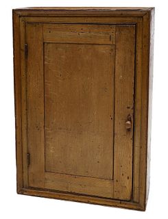 A GOOD 19TH C. GRAIN PAINTED ONE DOOR HANGING CABINET