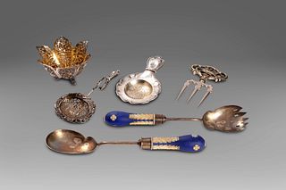 Lot consisting of 4 silver objects: two tea strainers, an oriental basket and a three-pointed fork of oriental taste; and two metal cutlery with Wedgw