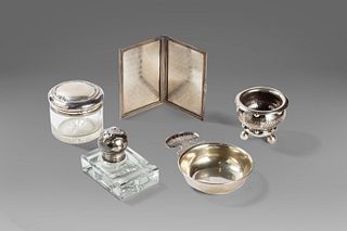 Lot consisting of 5 objects: a crystal and silver inkwell, a crystal jar with a silver lid, a silver photo frame, a silver taste vin and a small silve