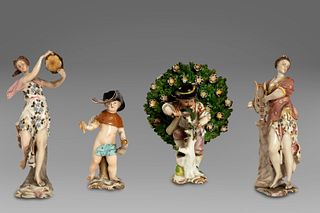 Lot consisting of 4 porcelain figurines