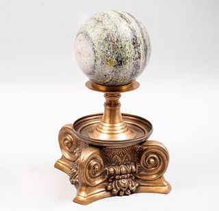 Centro de mesa. Italia. Siglo XX. Elaborado en bronce. Con esfera de granito verde y base a manera de capitel invertido.