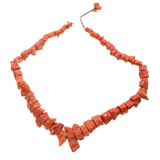 Collar con corales y metal base. 47 corales color rosa en distintas formas y tamaños. Peso: 483.5 g.