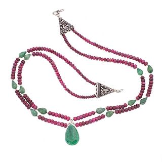 Collar con rubíes y esmeraldas de cantera facetados en metal base. 1 esmeralda central de cantera corte gota. Peso: 65.8 g.