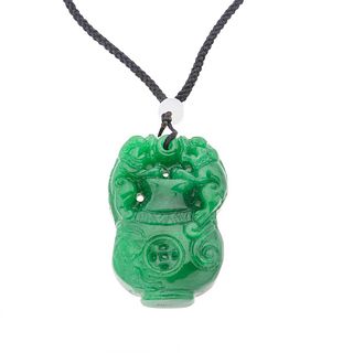 Collar y pendiente en jadeita de cantera. Motivo jarron chino. Peso: 26.1 g.
