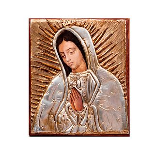 Nuestra Señora de Guadalupe. México, siglo XX. Impresión sobre madera con falda de lámina repujada. 27 x 23 cm