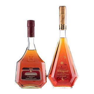 Lote de Cognac. a) Paulet. Ecuson rouge. France. En presentación de 700 ml. b) Bisquit. V. S....