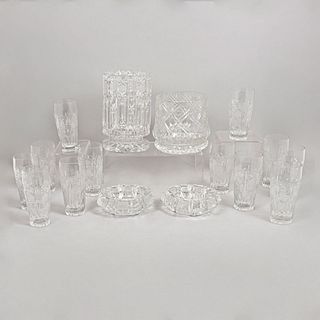 Lote de cristalería. México. Siglo XX. Elaborados en vidrio y cristal. Consta de: 12 vasos de cristal, hielera, florero, Otros.