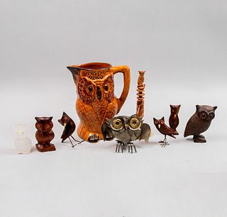 Lote de 9 piezas. Diferentes orígenes. SXX. En cerámica, madera, metal y cuarzo. Consta de: jarra y 8 figuras de búhos.